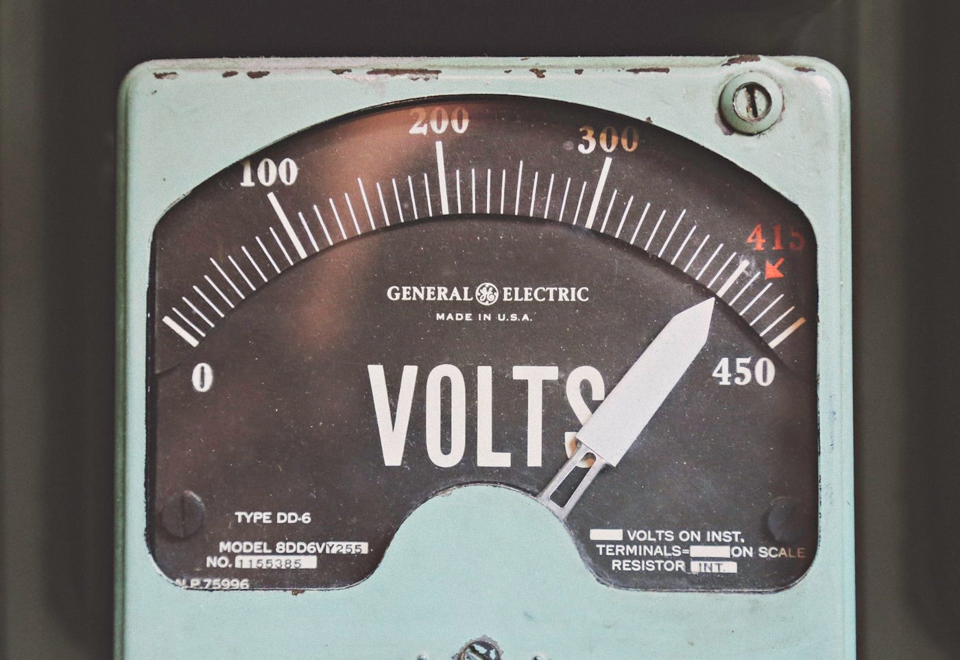 Medidor de energia elétrica e a dúvida de quantas contas de luz atrasadas corta o fornecimento