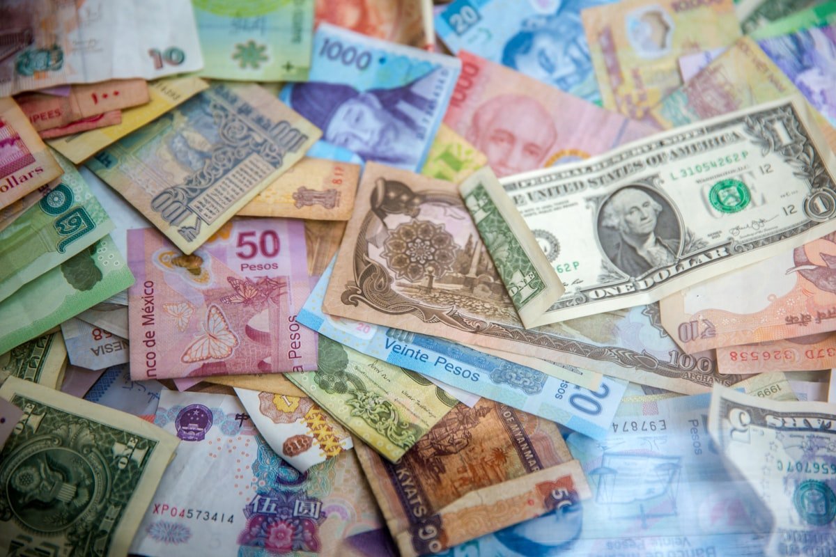 Notas de dinheiro em espécie usadas em gastos que a conexão bancária não mostra