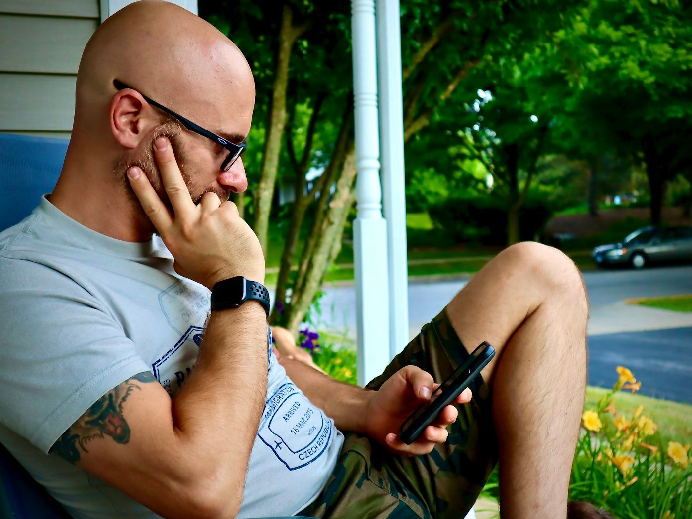 Homem confere no celular se está com o nome sujo no Serasa
