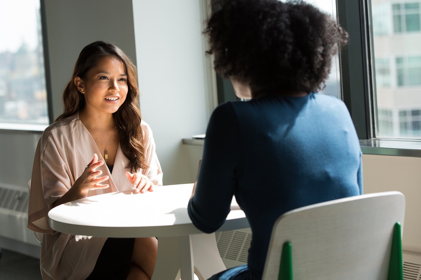 Nome Sujo: O Que Trava, o Que Não Trava e Por Quanto Tempo Entrevista de emprego em mesa de escritório, situação em que o nome sujo mais preocupa quem está negativado