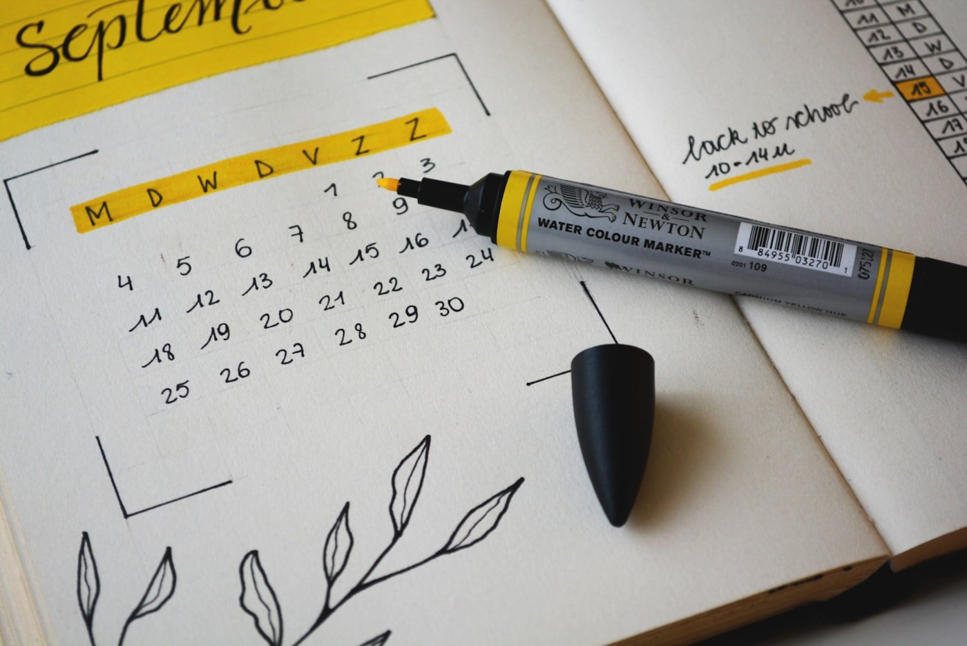 Nome Sujo: O Que Trava, o Que Não Trava e Por Quanto Tempo Calendário sobre a mesa, referência ao prazo de cinco anos que apaga a anotação de nome sujo