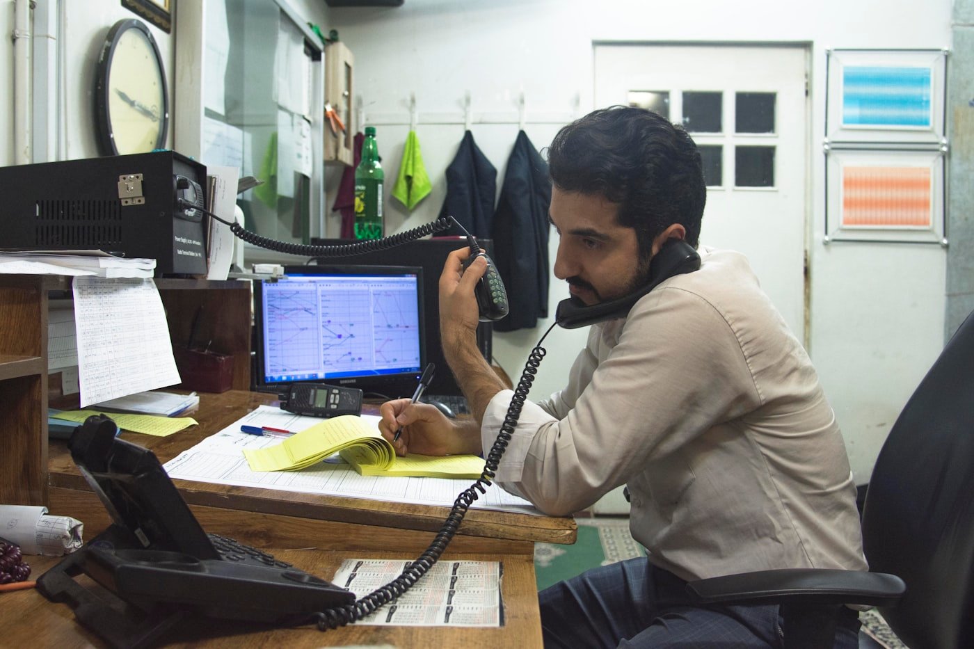 Prescrição de Dívida: 5 Prazos e o Erro Que Zera Todos Pessoa à mesa com papéis e celular conferindo o prazo de prescrição de dívida