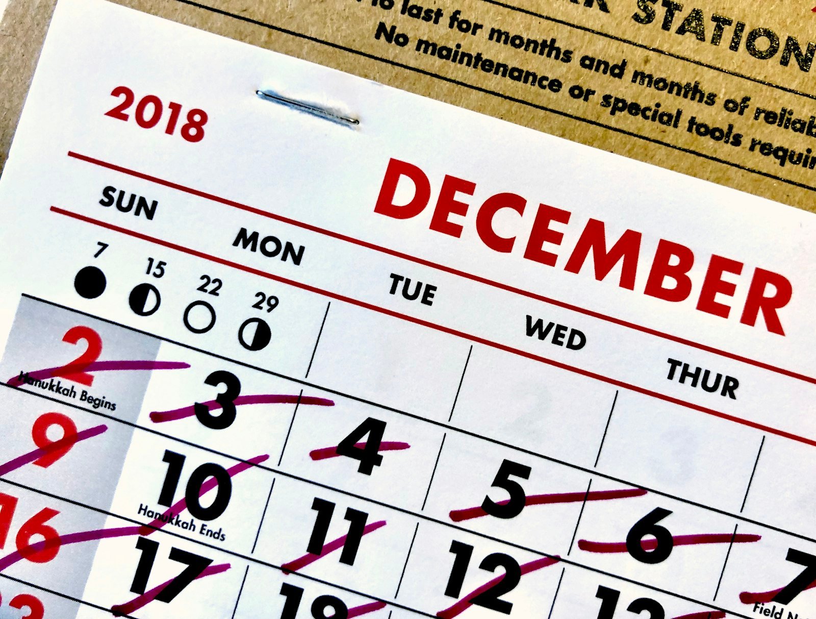 Calendário com dias riscados ilustrando o prazo de prescrição de dívida