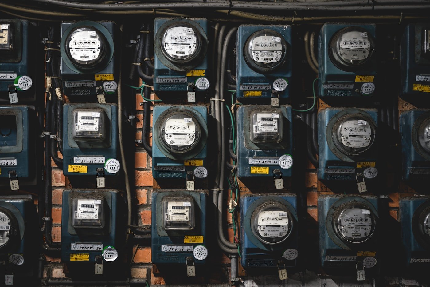 Quantas Contas de Luz Atrasadas Corta a Energia? Basta 1 Medidores de energia enfileirados no prédio e a regra de quantas contas de luz atrasadas corta