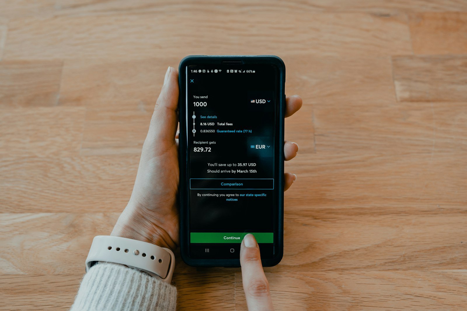 Mesa com celular e cartões representando contas de bancos diferentes conectadas no mesmo app