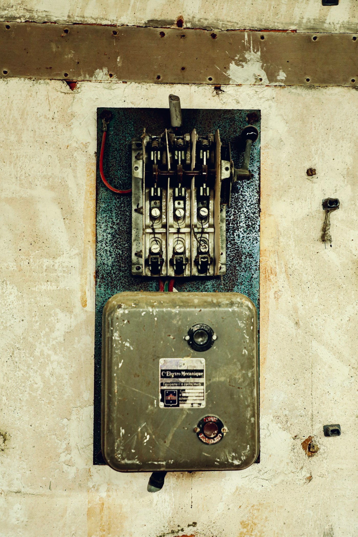 Quantas Contas de Luz Atrasadas Corta a Energia? Basta 1 Caixa de disjuntor na parede, ponto onde a distribuidora corta a energia por conta de luz atrasada