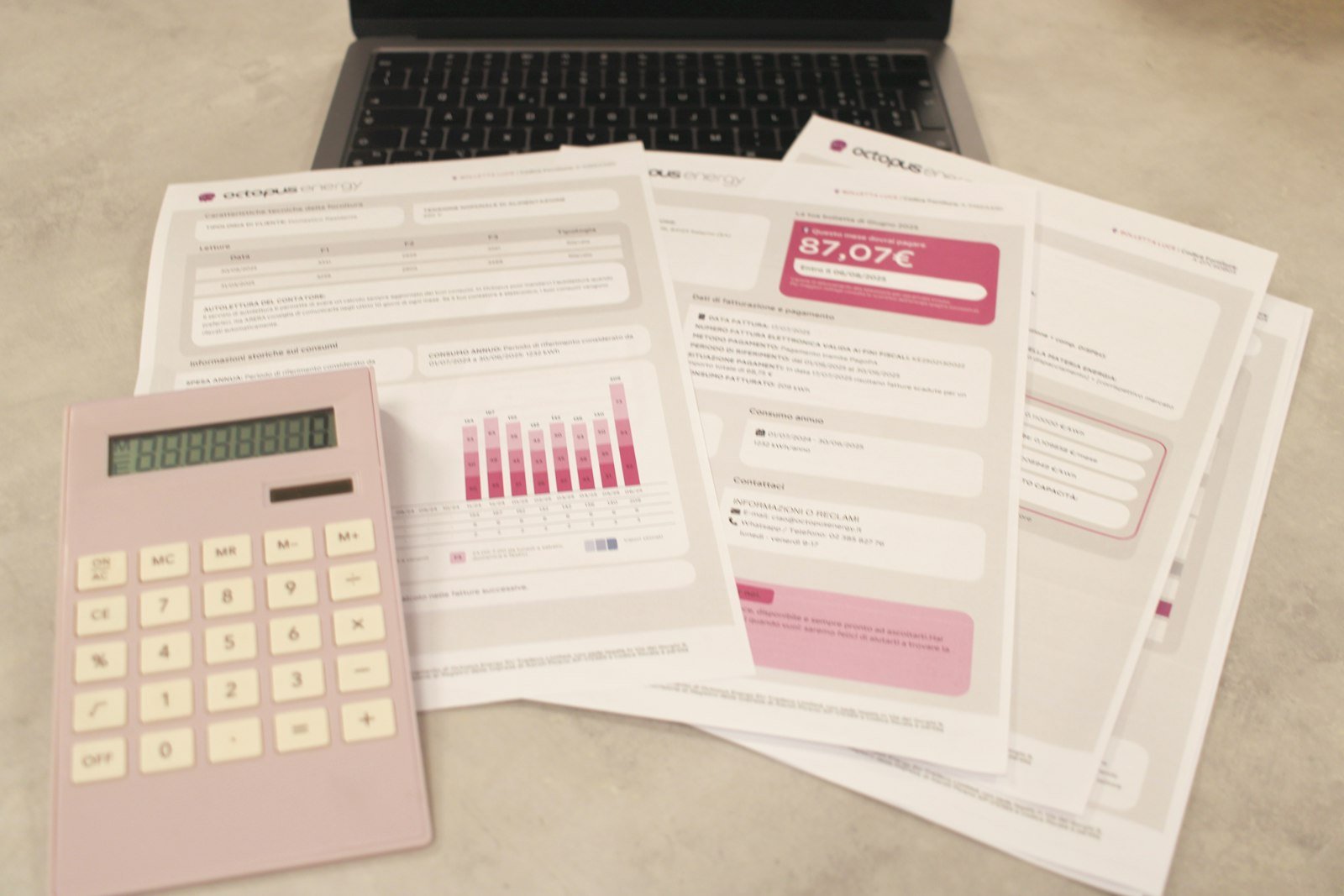 Contas e calculadora usadas na conferência do saldo disponível do mês