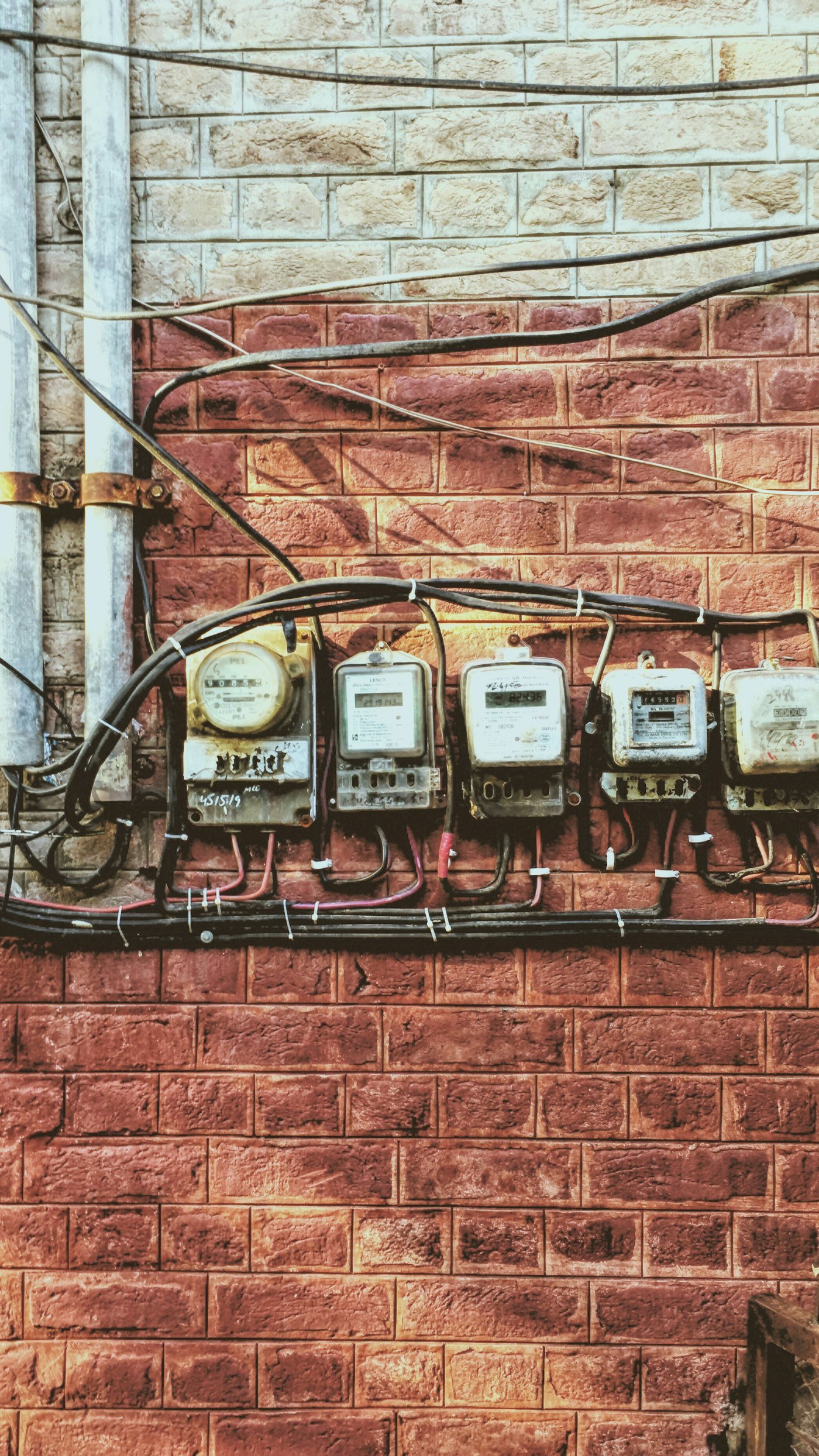 Tarifa Social de Energia Elétrica: Quem Paga Zero na Conta? Fileira de medidores de energia e o limite de 80 kWh da tarifa social de energia elétrica