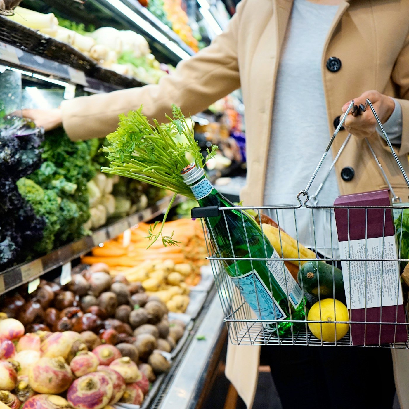 Vale Alimentação e Vale Refeição São a Mesma Coisa na Lei Pessoa empurrando carrinho de compras pagas com vale alimentação