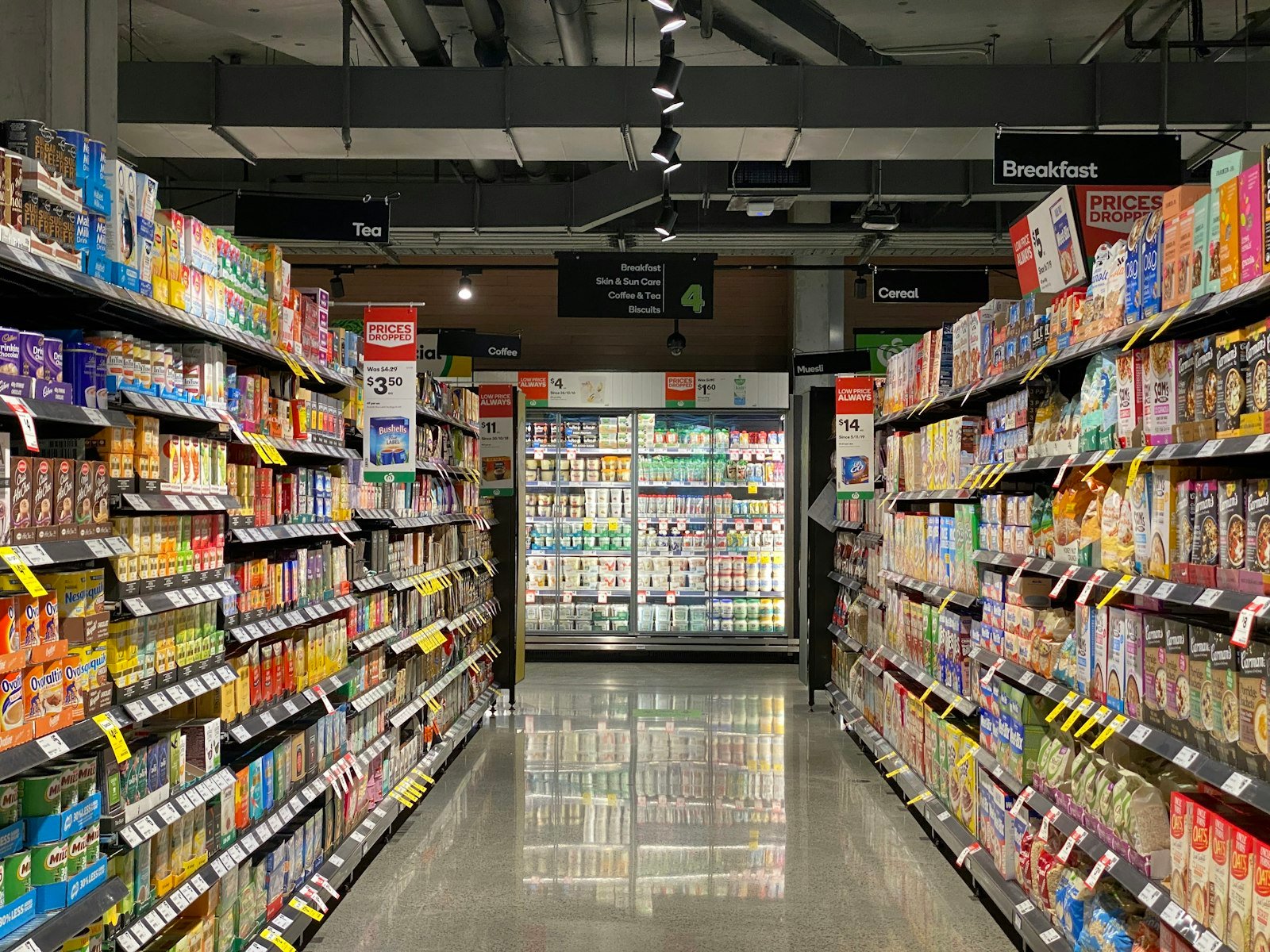 Corredor de supermercado abastecido, onde o vale alimentação pode ser usado