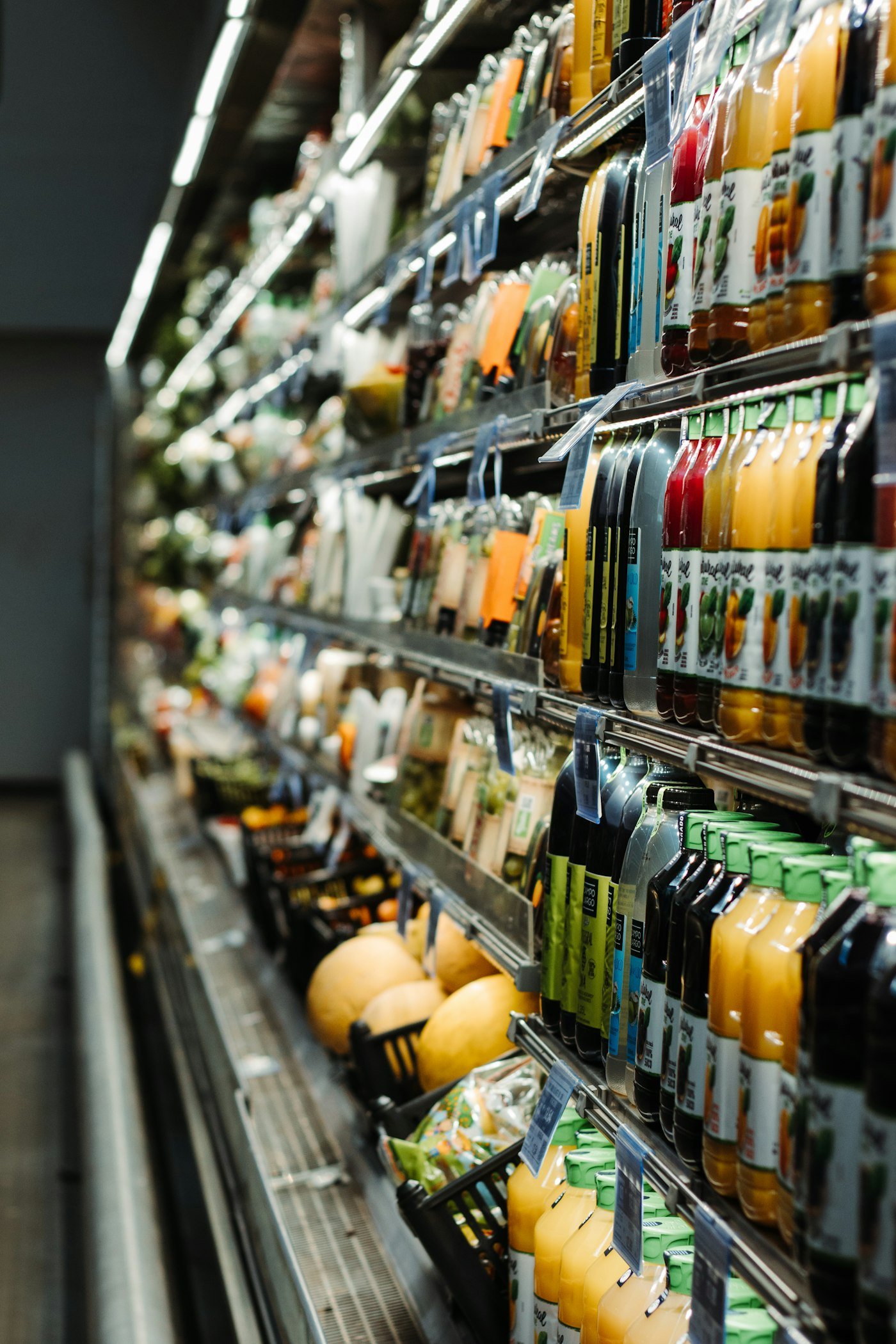 Vale Alimentação e Vale Refeição São a Mesma Coisa na Lei Prateleira de mercado com gêneros alimentícios liberados para o vale alimentação