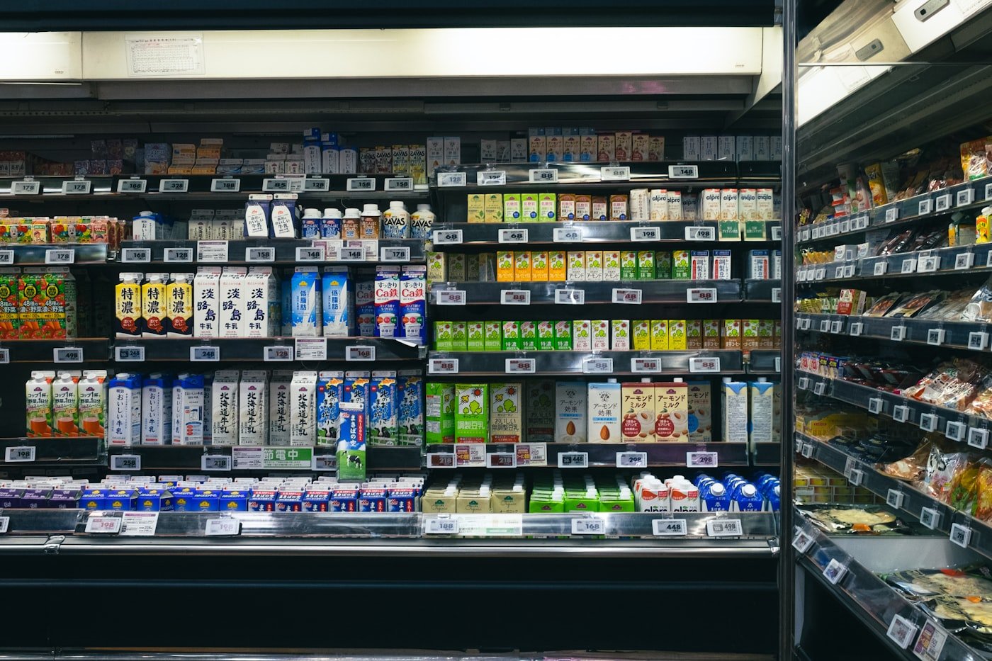 Quando o Vale Alimentação é Obrigatório: 5 Casos (e 1 Mito) Prateleiras de supermercado, onde o saldo do vale alimentação some mais rápido