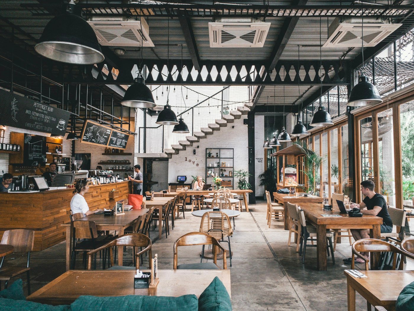 Vale Alimentação e Vale Refeição São a Mesma Coisa na Lei Salão de restaurante com mesas postas, onde o vale refeição é aceito