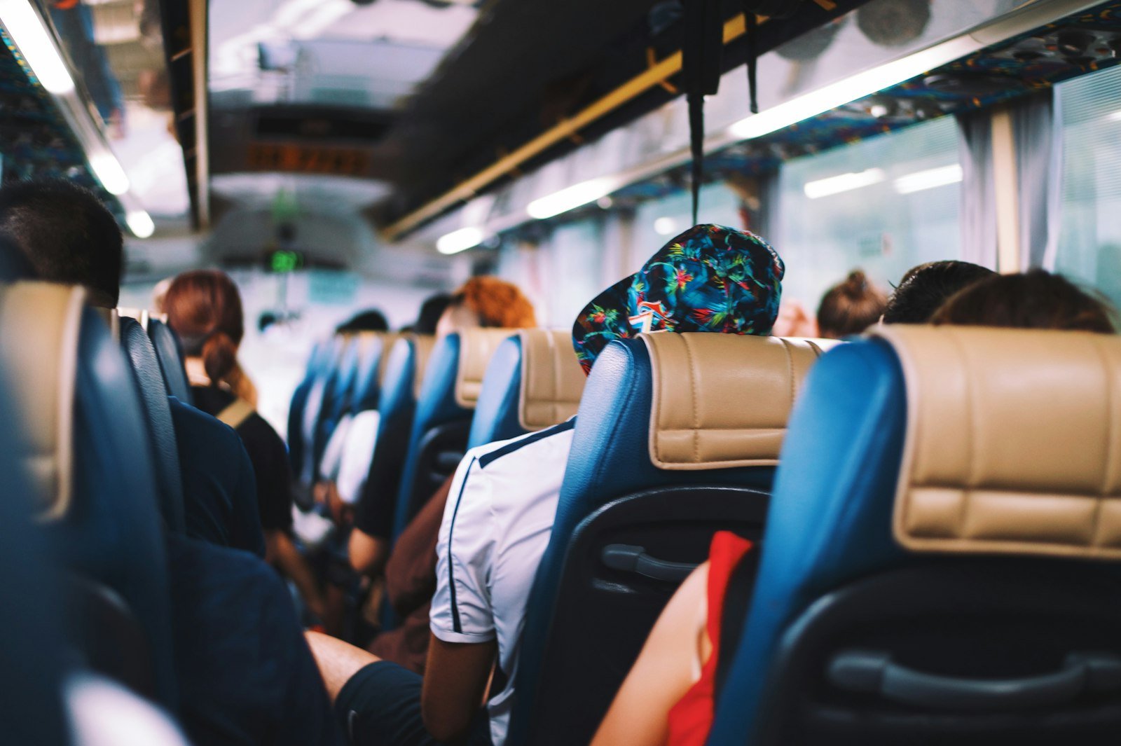 Trabalhadores sentados em ônibus urbano no trajeto para o trabalho, cenário de quem usa vale-transporte