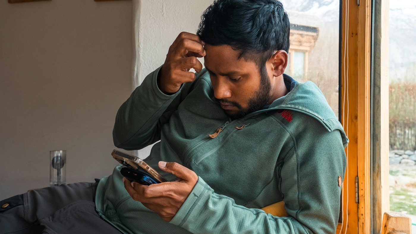 MED Pix: homem olhando o celular depois de cair num golpe