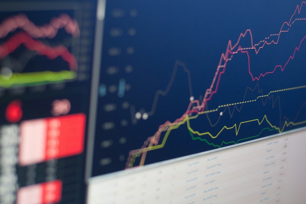 O Que É CDI e Quanto Ele Faz o Seu Dinheiro Render Hoje? Tela com gráfico de taxas do mercado financeiro, onde o CDI é calculado todo dia útil