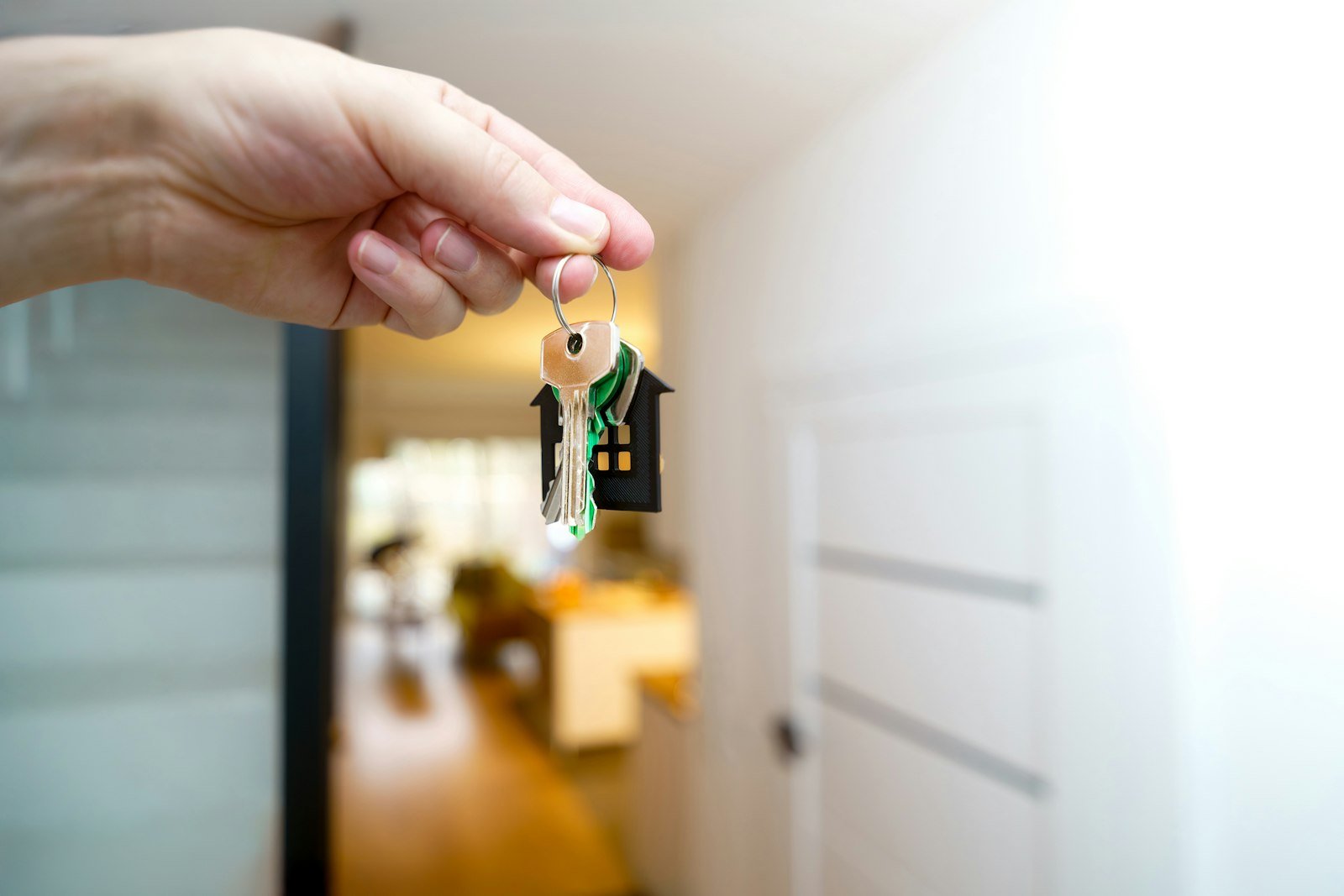 Mão segurando as chaves do primeiro apartamento de quem vai morar junto