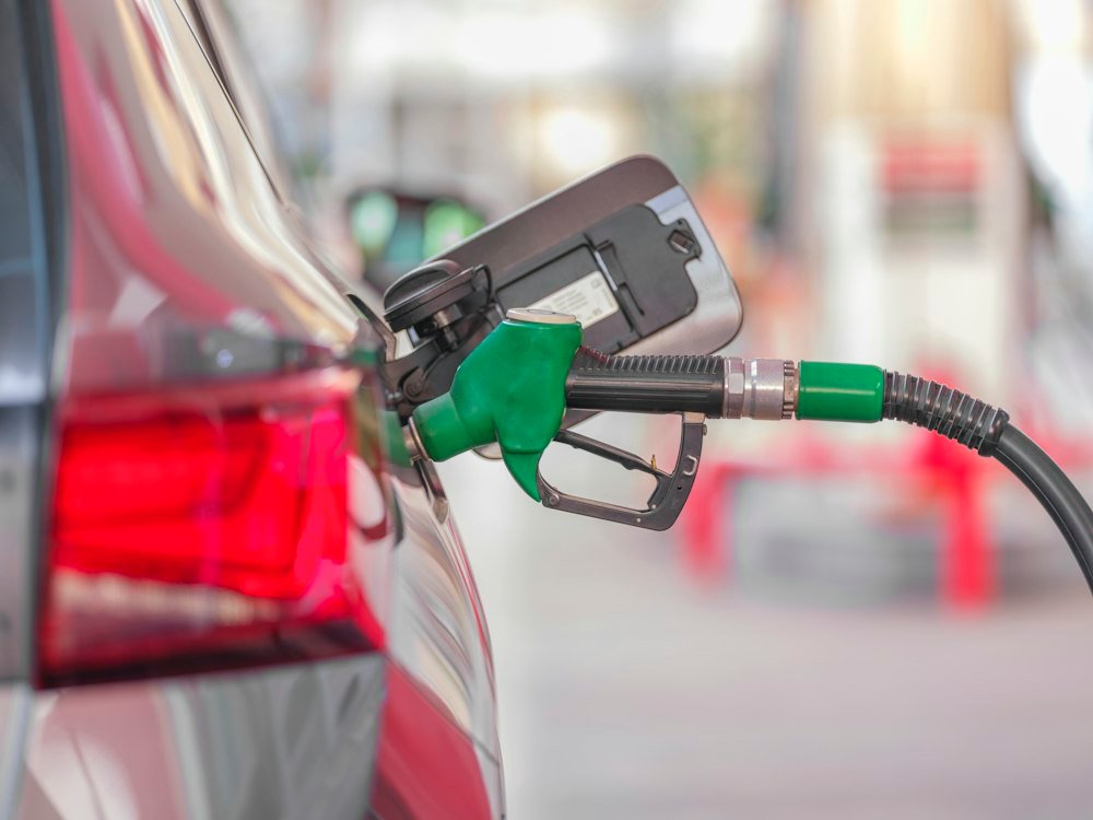 Bomba de combustível abastecendo carro, item de peso na inflação do IPCA