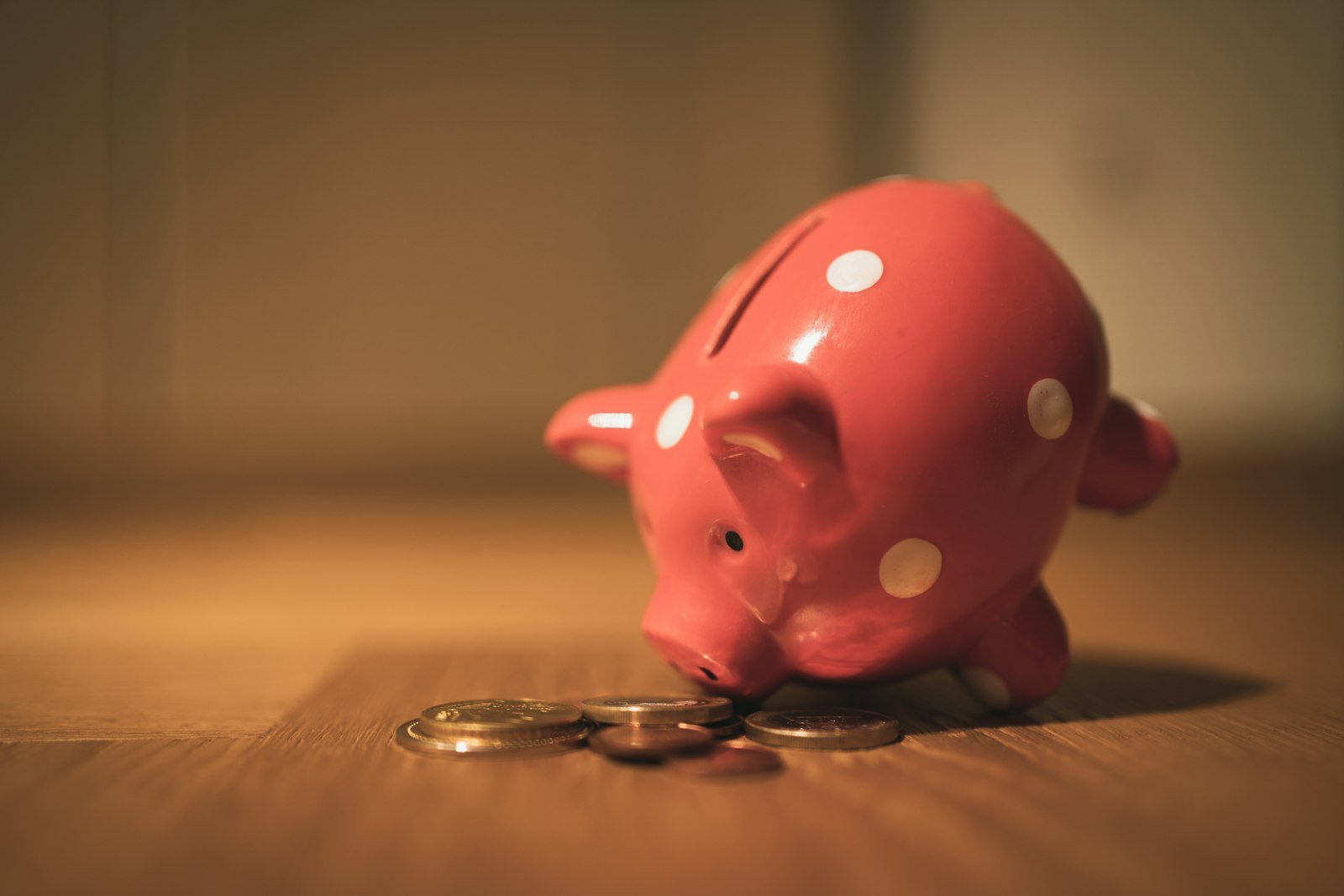 Cofre de moedas representando o acompanhamento mensal das metas financeiras
