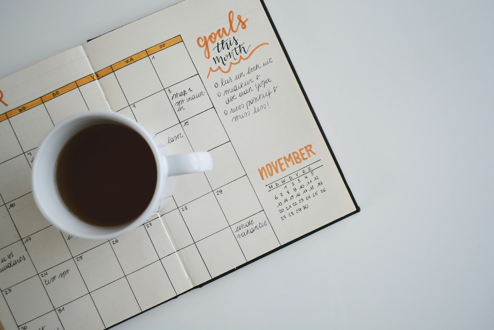 Planner aberto sobre a mesa usado para anotar metas financeiras do ano