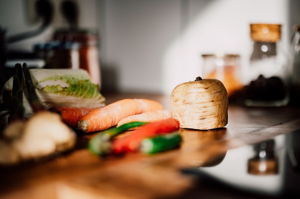 Legumes na tábua da cozinha de quem mora sozinho e faz a própria comida