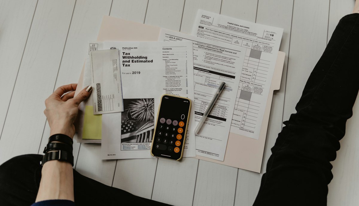 Cálculo do CET feito no papel com calculadora ao lado da proposta de crédito