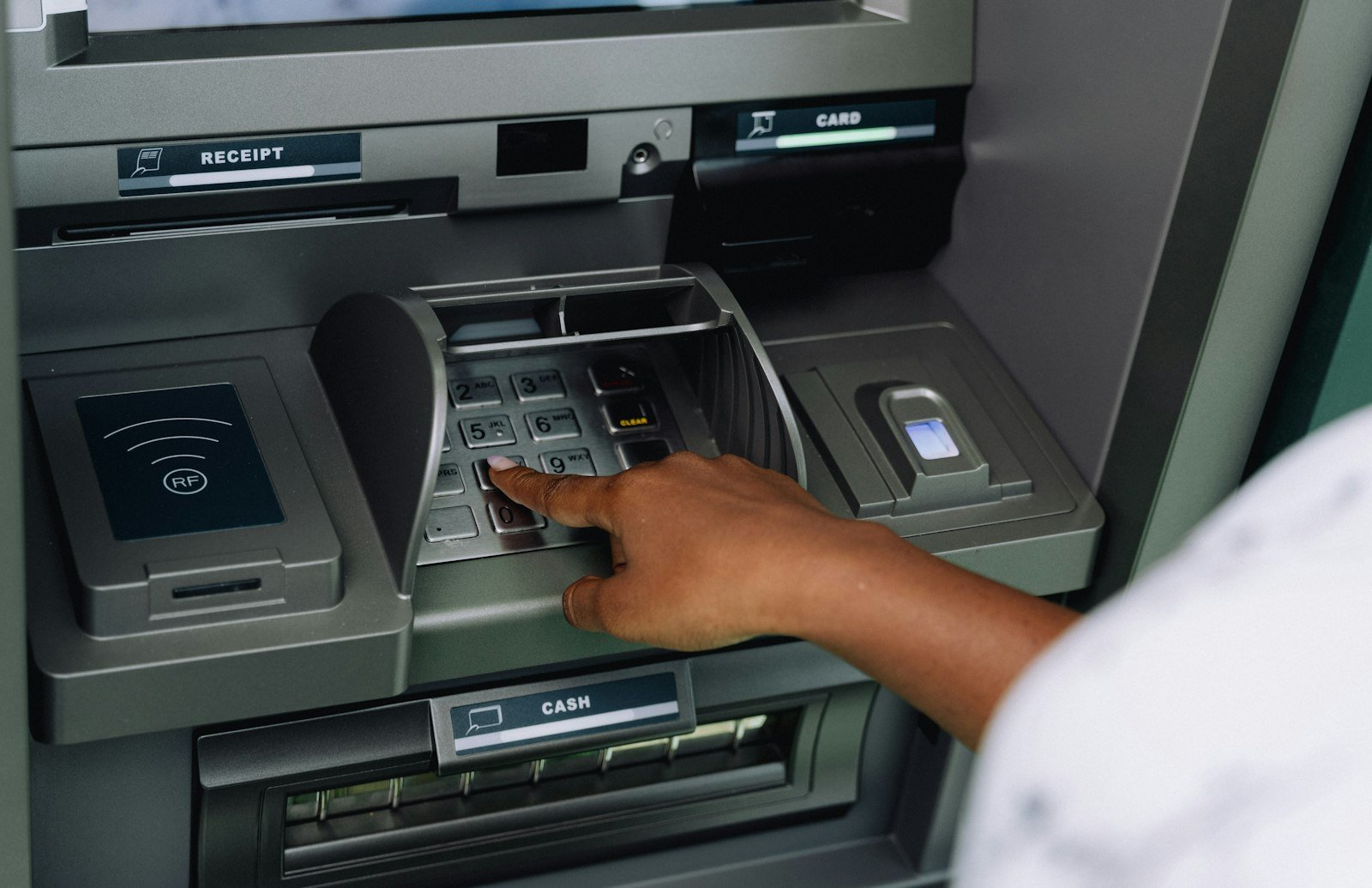 Portabilidade de Salário: 10 Dias Úteis e Zero Tarifa Saque em terminal de autoatendimento, um dos serviços gratuitos garantidos na conta-salário