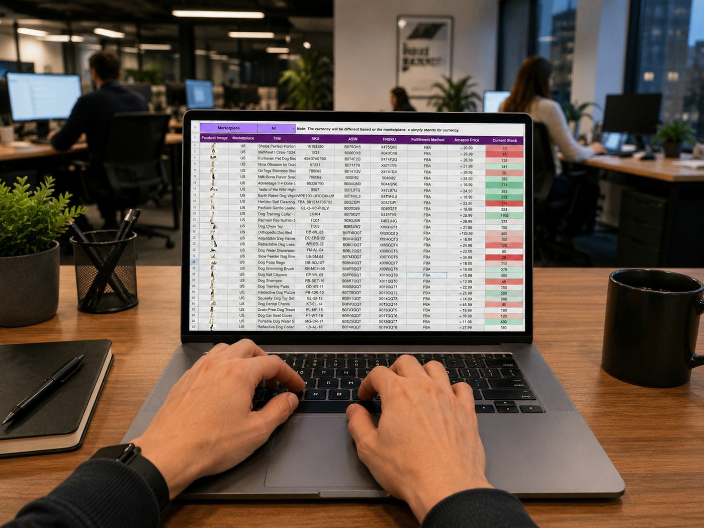 Planilha aberta no laptop com a previsão de gastos mensais sendo atualizada