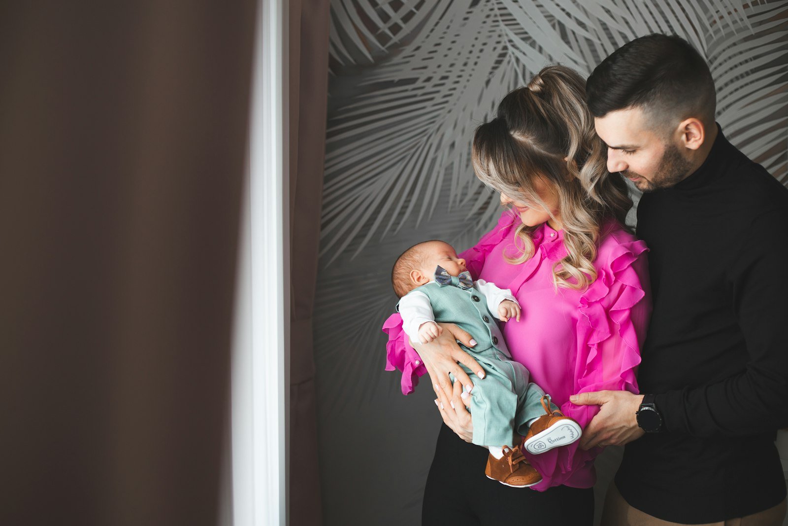 Quanto custa ter um filho: casal com recem-nascido no colo