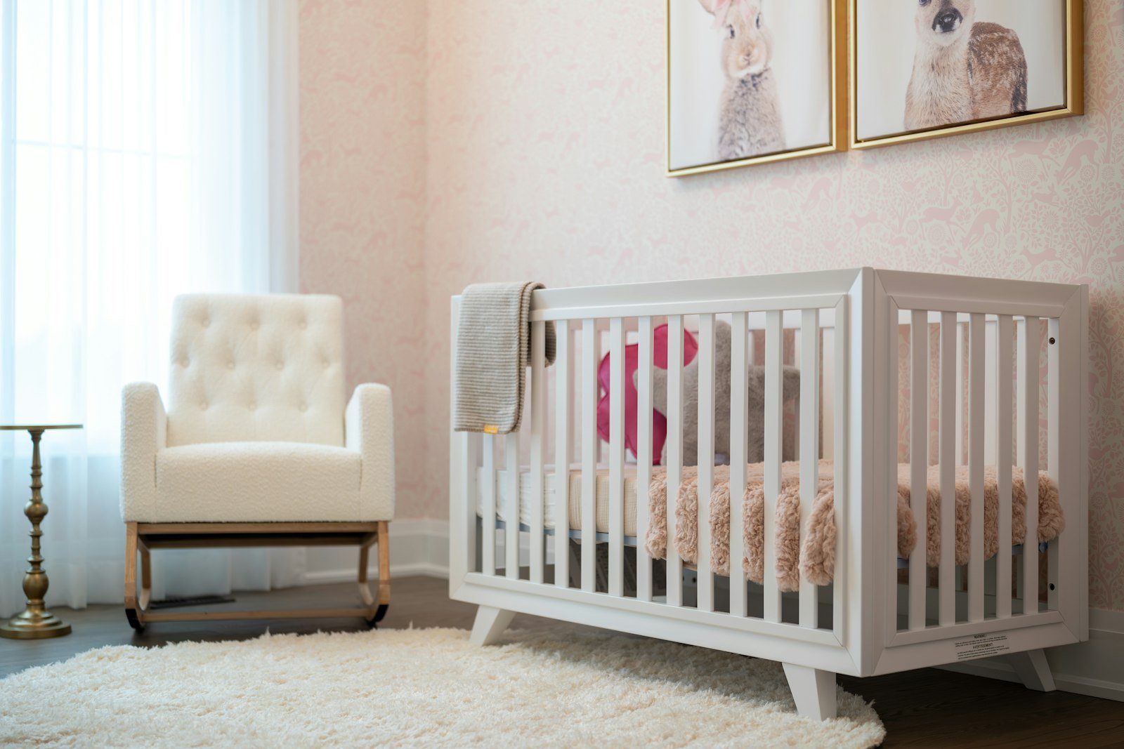Quarto montado com berço, parte pontual de quanto custa ter um filho