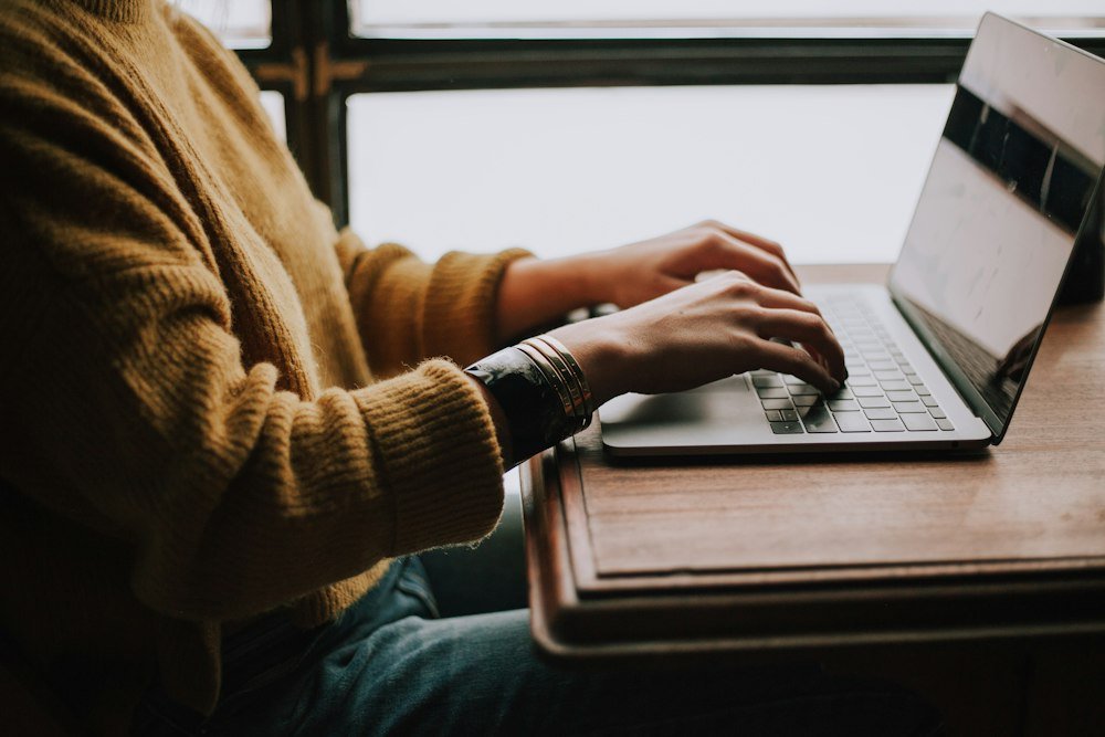 Como Funciona o Seguro-Desemprego: 3 a 5 Parcelas de Até R$ 2.518 Pessoa no notebook preenchendo o pedido do seguro-desemprego pela internet