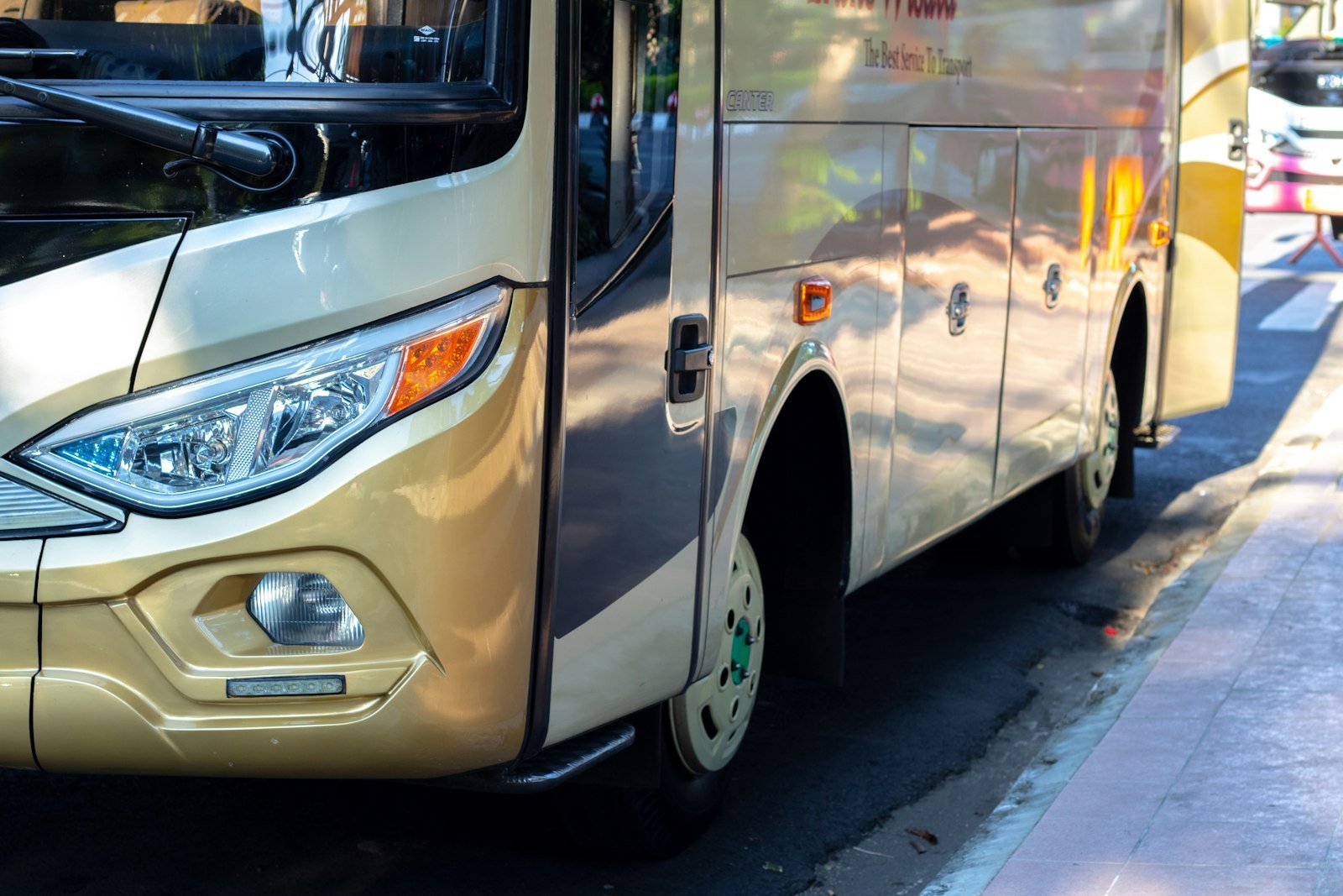 Ônibus urbano parado em avenida, transporte coberto pelo vale-transporte e pelo desconto de 6%