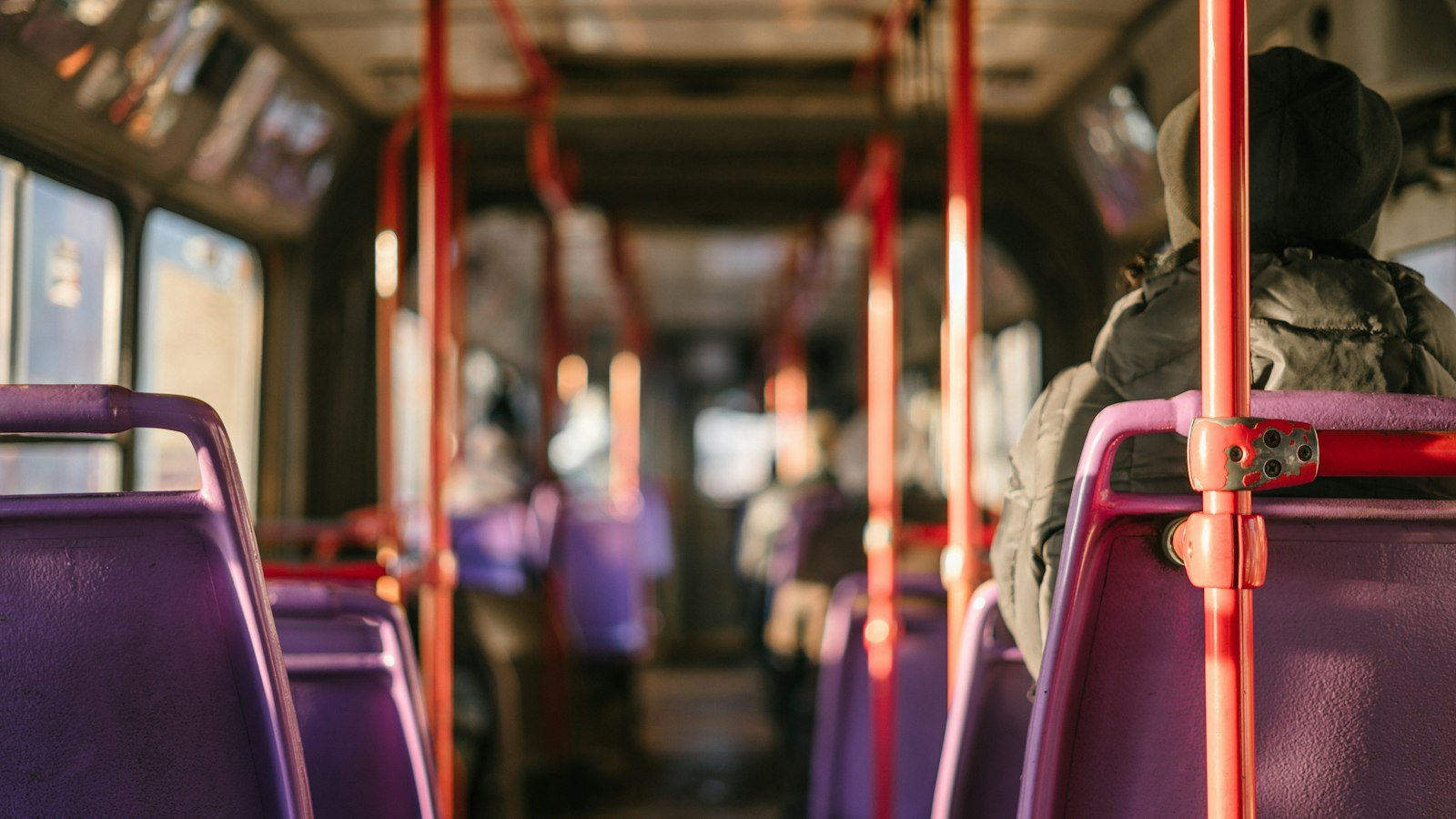 Passageiro em pé dentro de transporte coletivo, perfil de quem tem direito ao vale-transporte