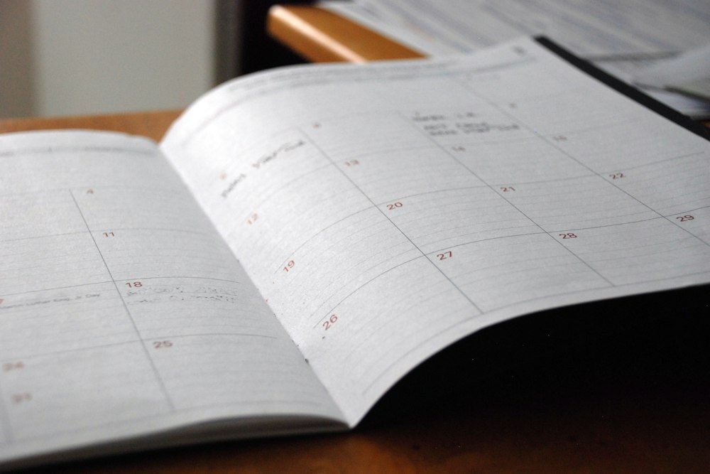 Agenda mensal aberta sobre a mesa para contar os dias do aviso prévio
