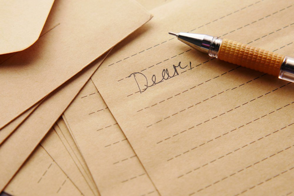 Caneta sobre papel para escrever o aviso de quebra de contrato de aluguel ao proprietário
