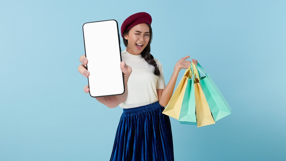Mulher segurando sacolas de compras e um tablet, ilustrando o que é cashback