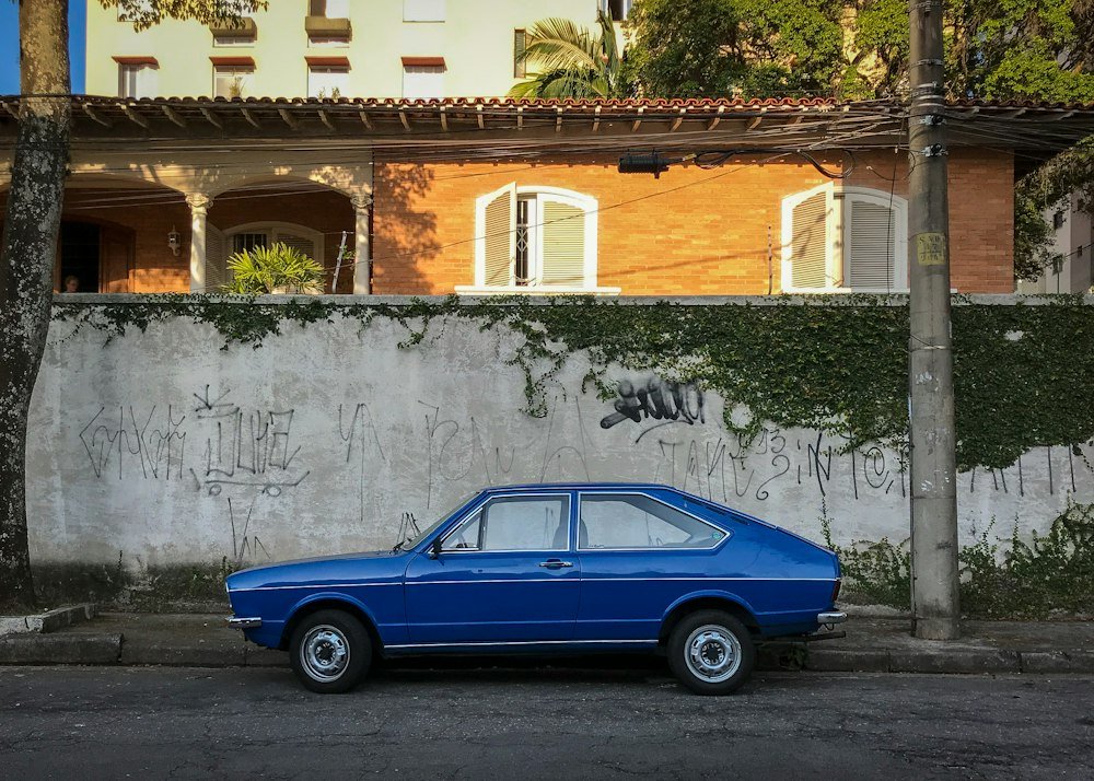 Carro azul estacionado numa rua de Santo André, veículo sobre o qual incide o IPVA