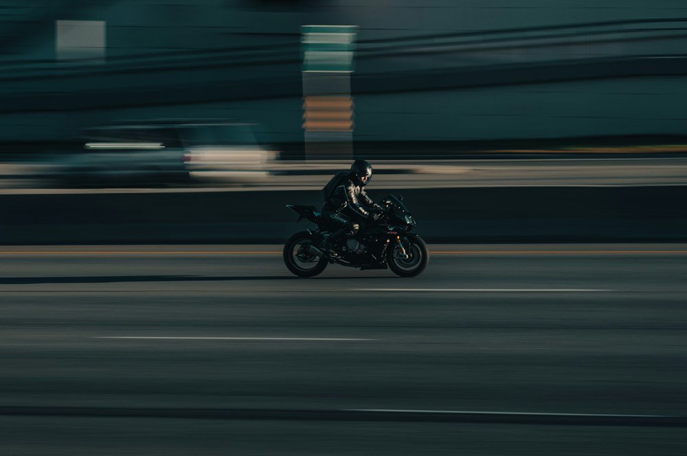 Motociclista na rua da cidade, moto que paga IPVA com alíquota menor que a do carro