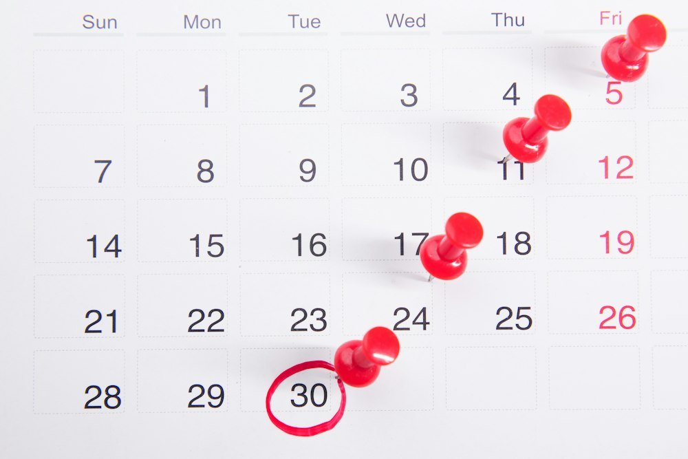 Calendário com datas marcadas para planejar a saída do imóvel e a quebra de contrato de aluguel