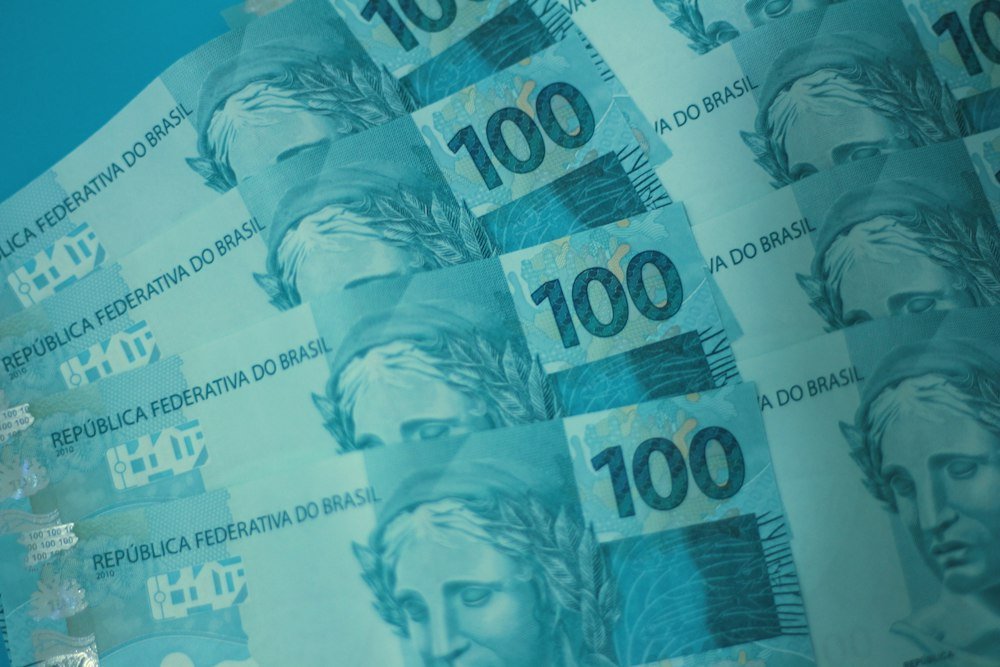 Notas de real empilhadas representando a renda per capita familiar dividida por pessoa