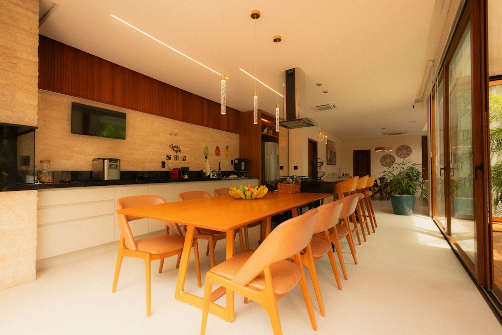 Cozinha e mesa de jantar de uma casa brasileira, onde o orçamento da família é dividido entre os moradores