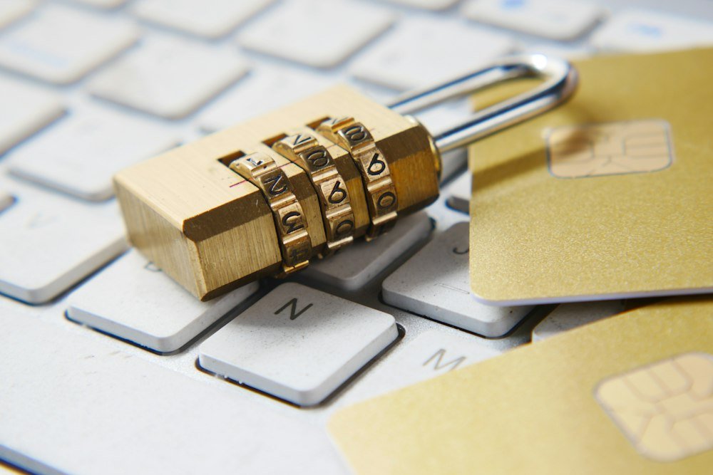 Cadeado dourado sobre teclado, símbolo do HTTPS que sozinho não prova que um site é confiável